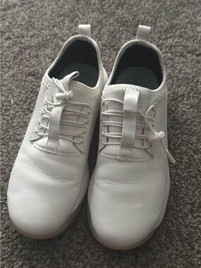 Womens White Clove Sneakers Size 9 🤍